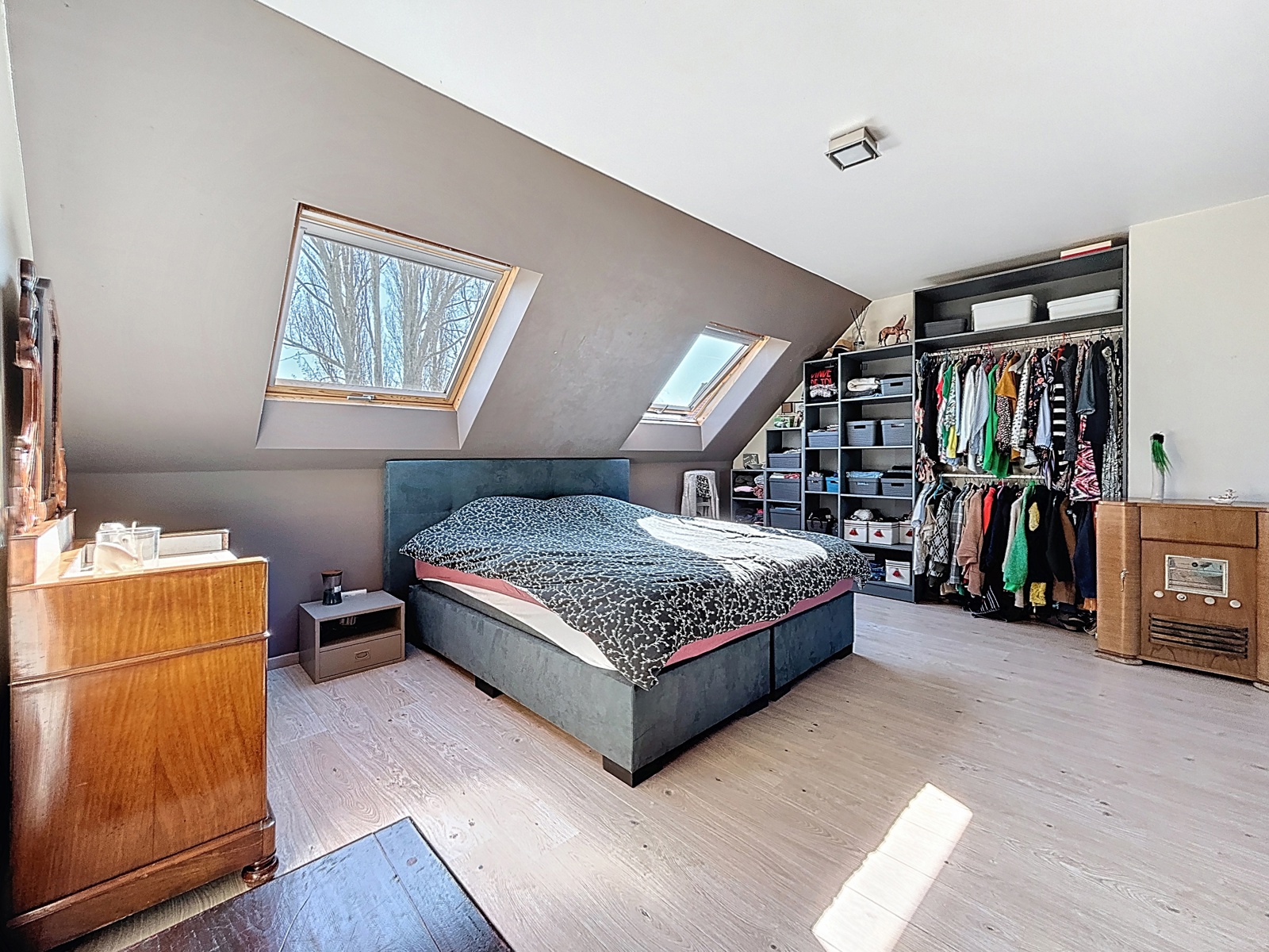 Villa robuste 4 chambres et grand parking dans secteur prisé