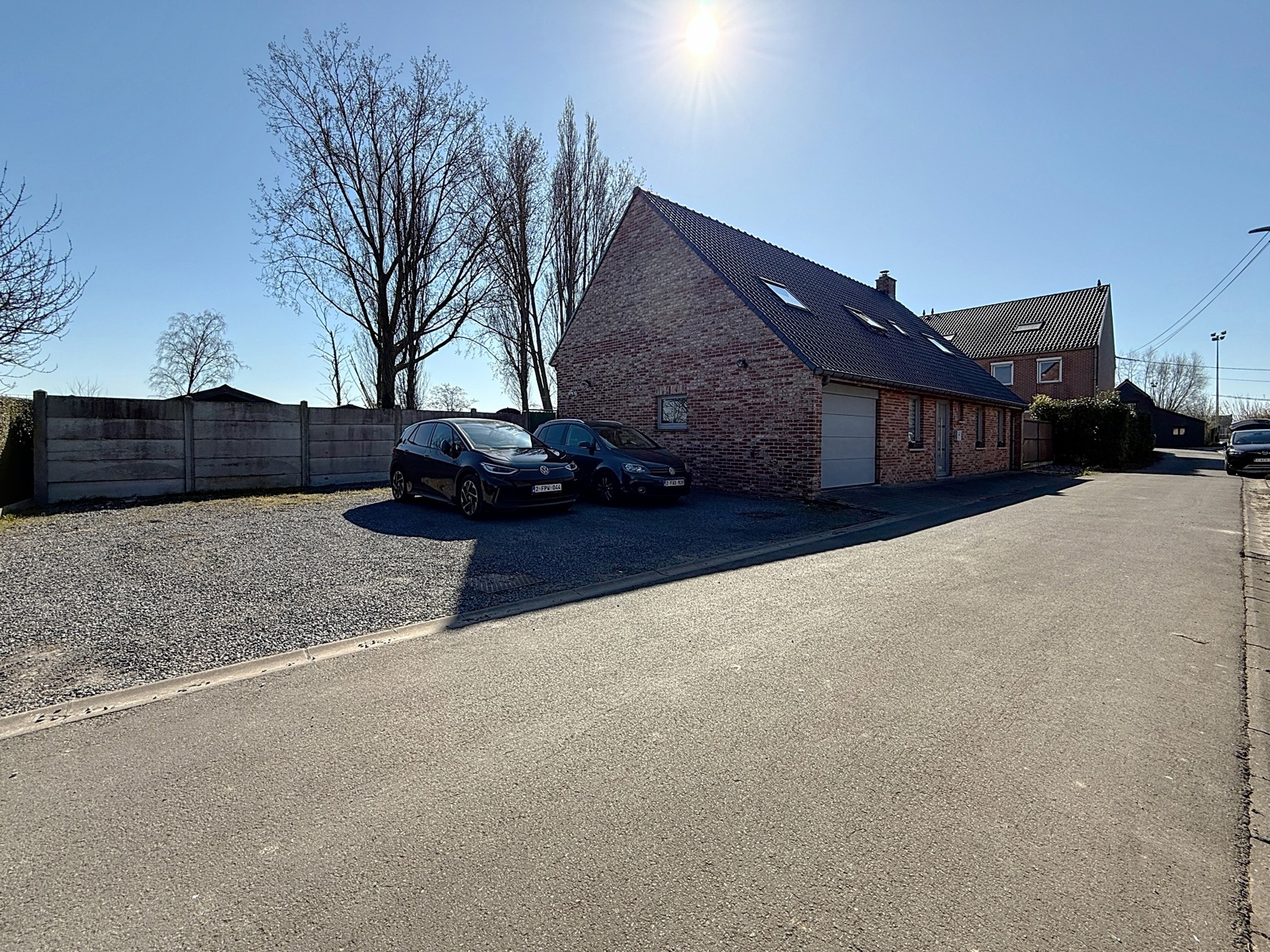 Villa robuste 4 chambres et grand parking dans secteur prisé