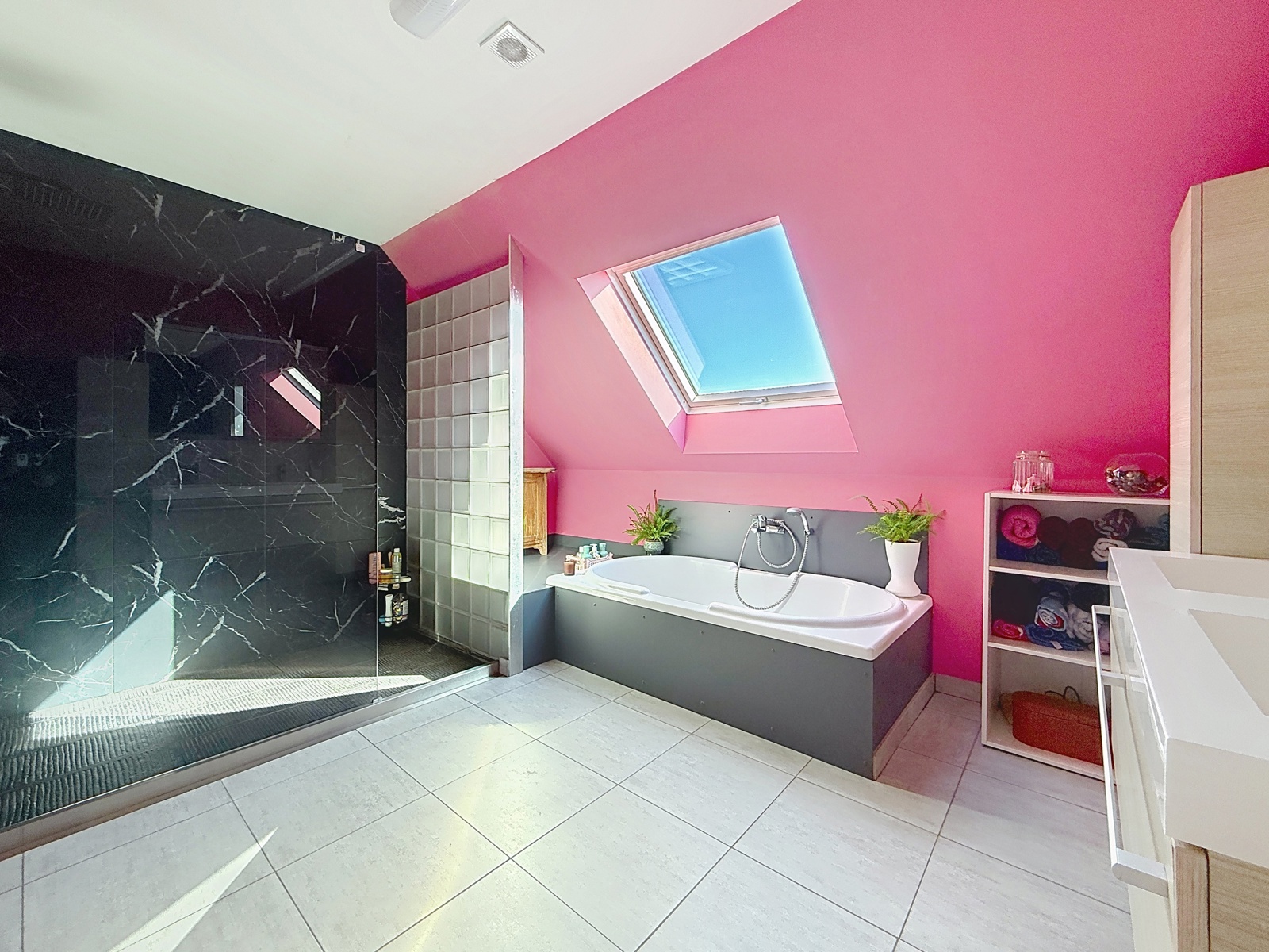 Villa robuste 4 chambres et grand parking dans secteur prisé