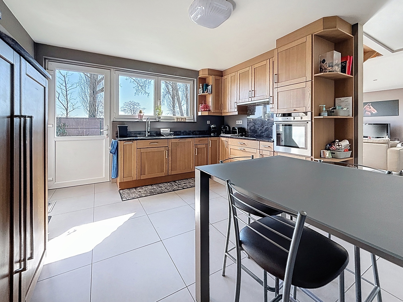 Villa robuste 4 chambres et grand parking dans secteur prisé