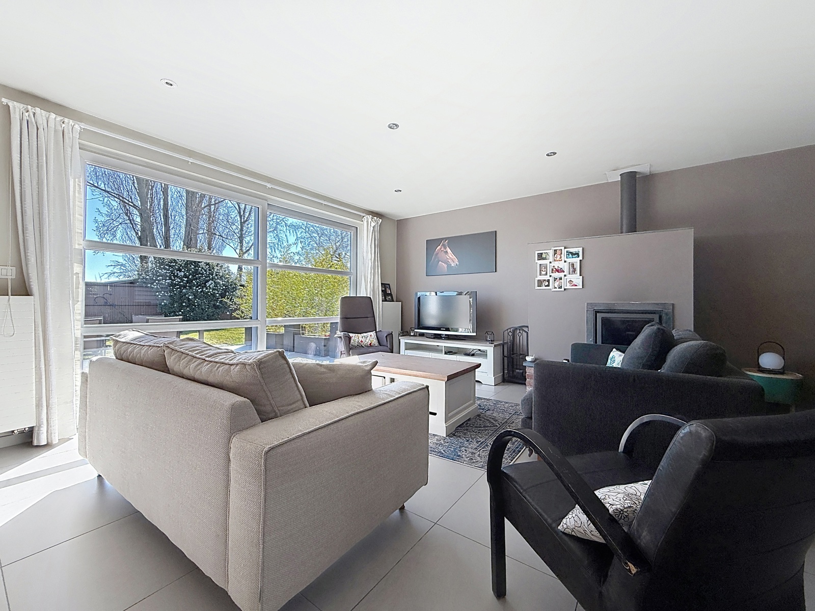 Villa robuste 4 chambres et grand parking dans secteur prisé