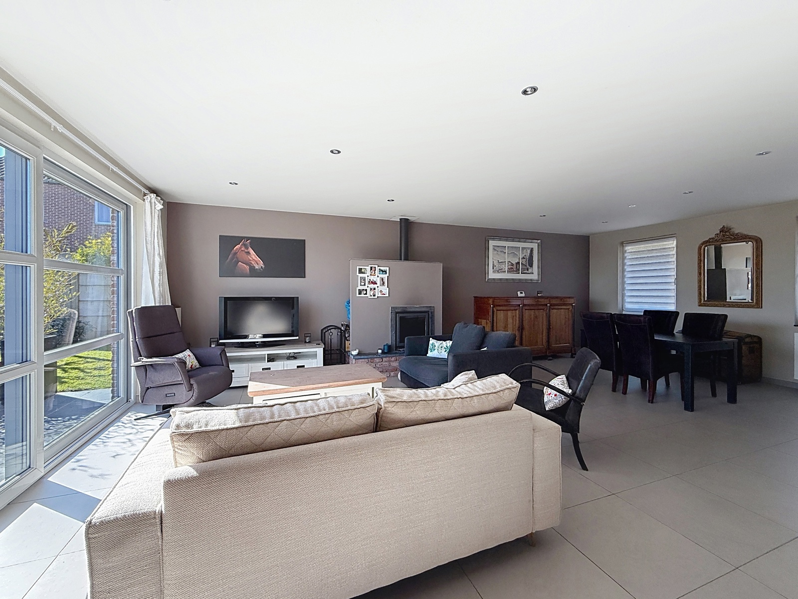 Villa robuste 4 chambres et grand parking dans secteur prisé