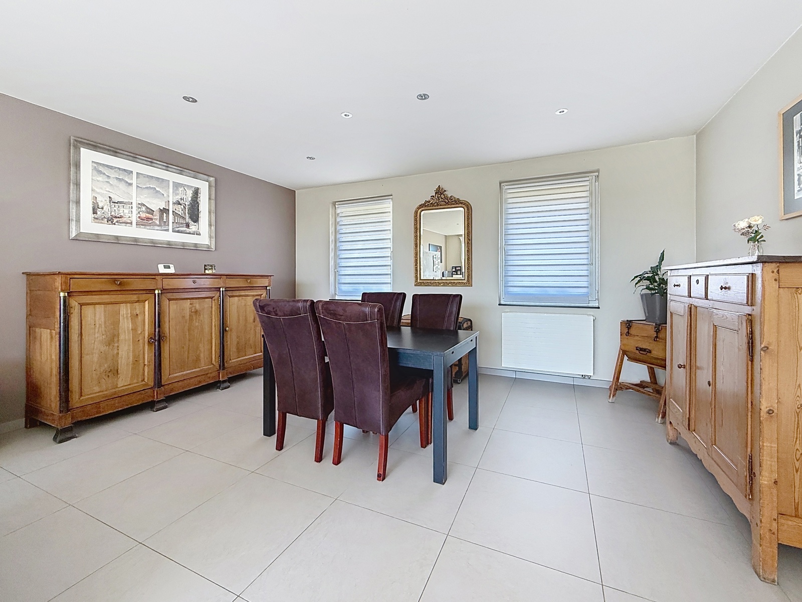 Villa robuste 4 chambres et grand parking dans secteur prisé