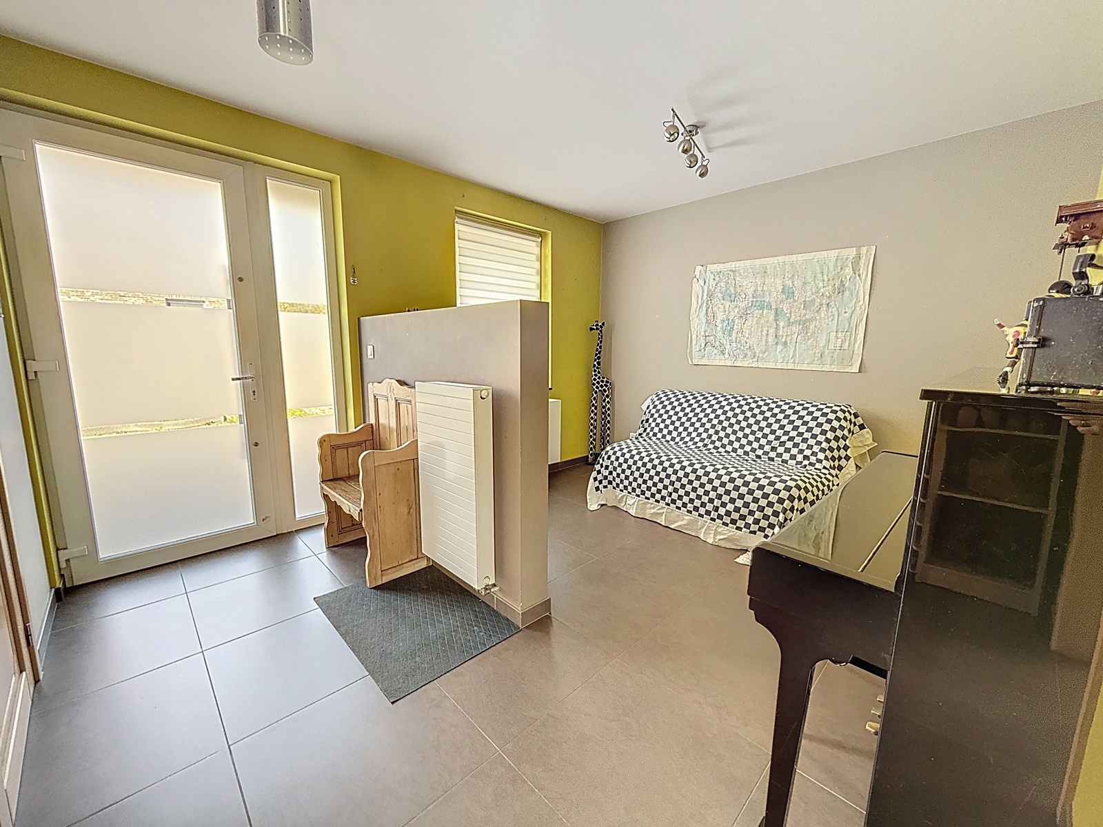 Villa robuste 4 chambres et grand parking dans secteur prisé