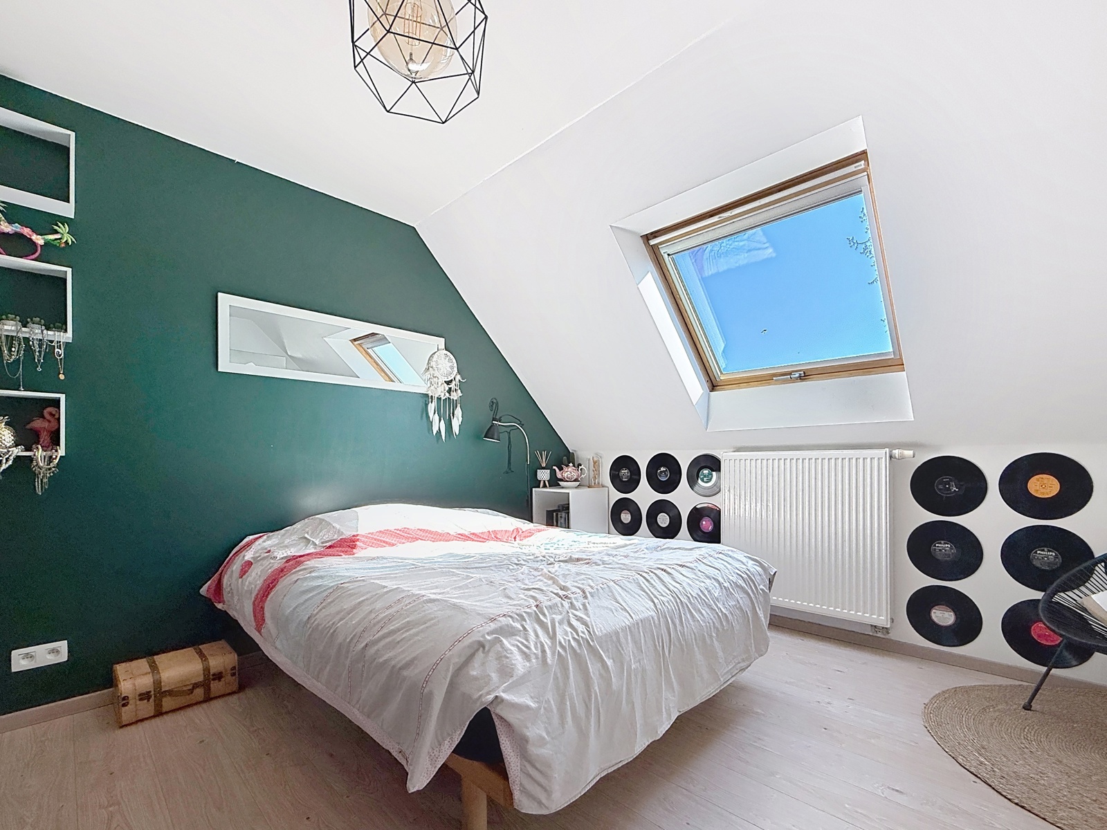 Villa robuste 4 chambres et grand parking dans secteur prisé