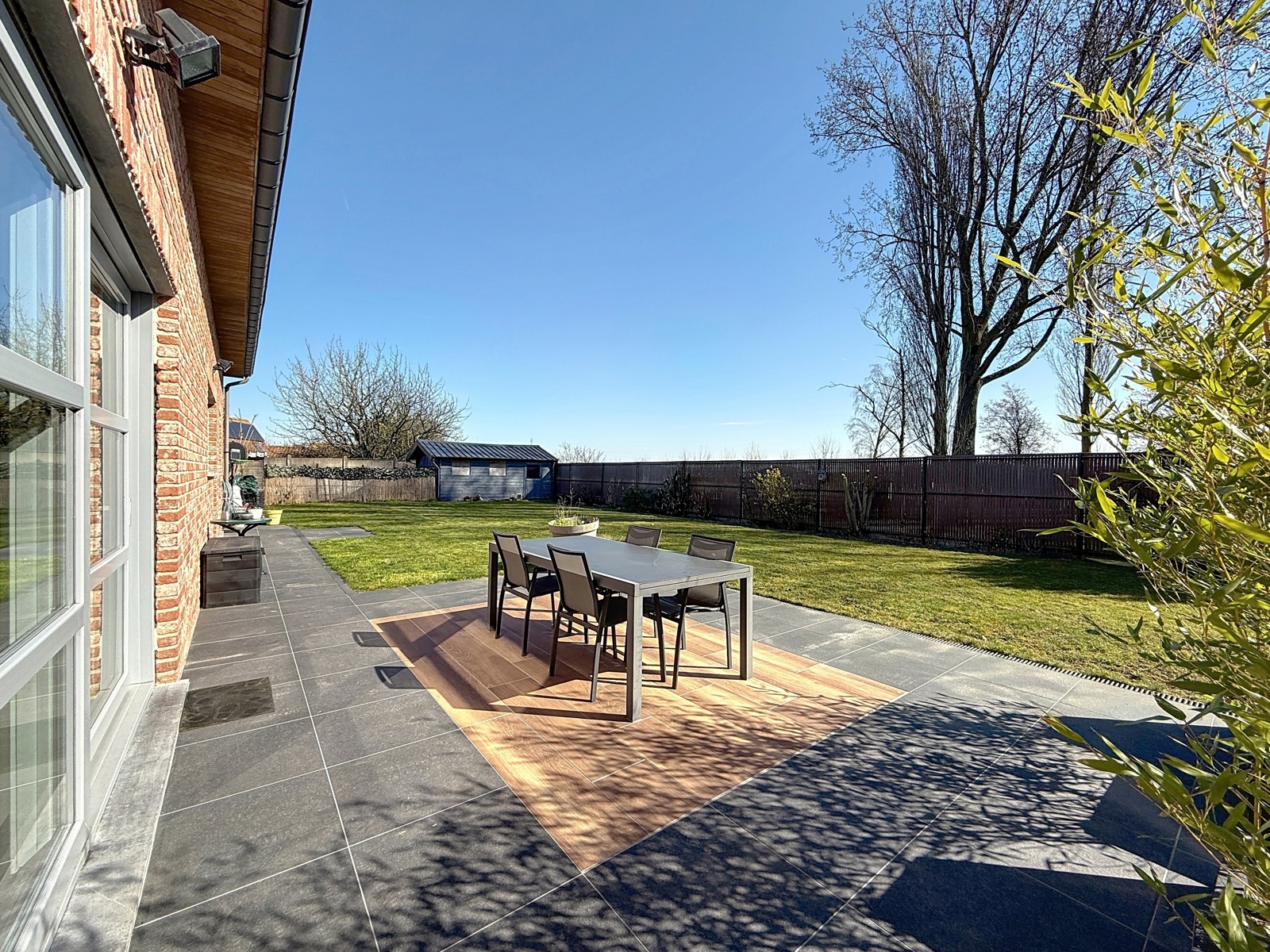 Villa robuste 4 chambres et grand parking dans secteur prisé