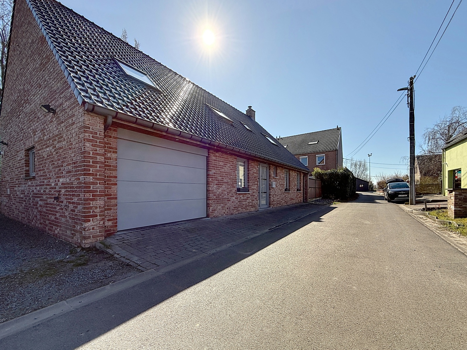 Villa robuste 4 chambres et grand parking dans secteur prisé