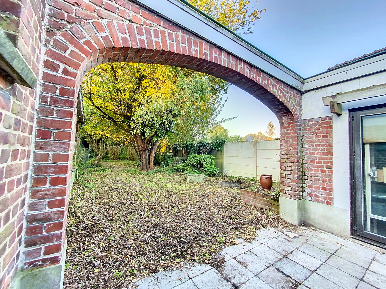 Maison de commerce avec jardin et espace habitation à Pecq