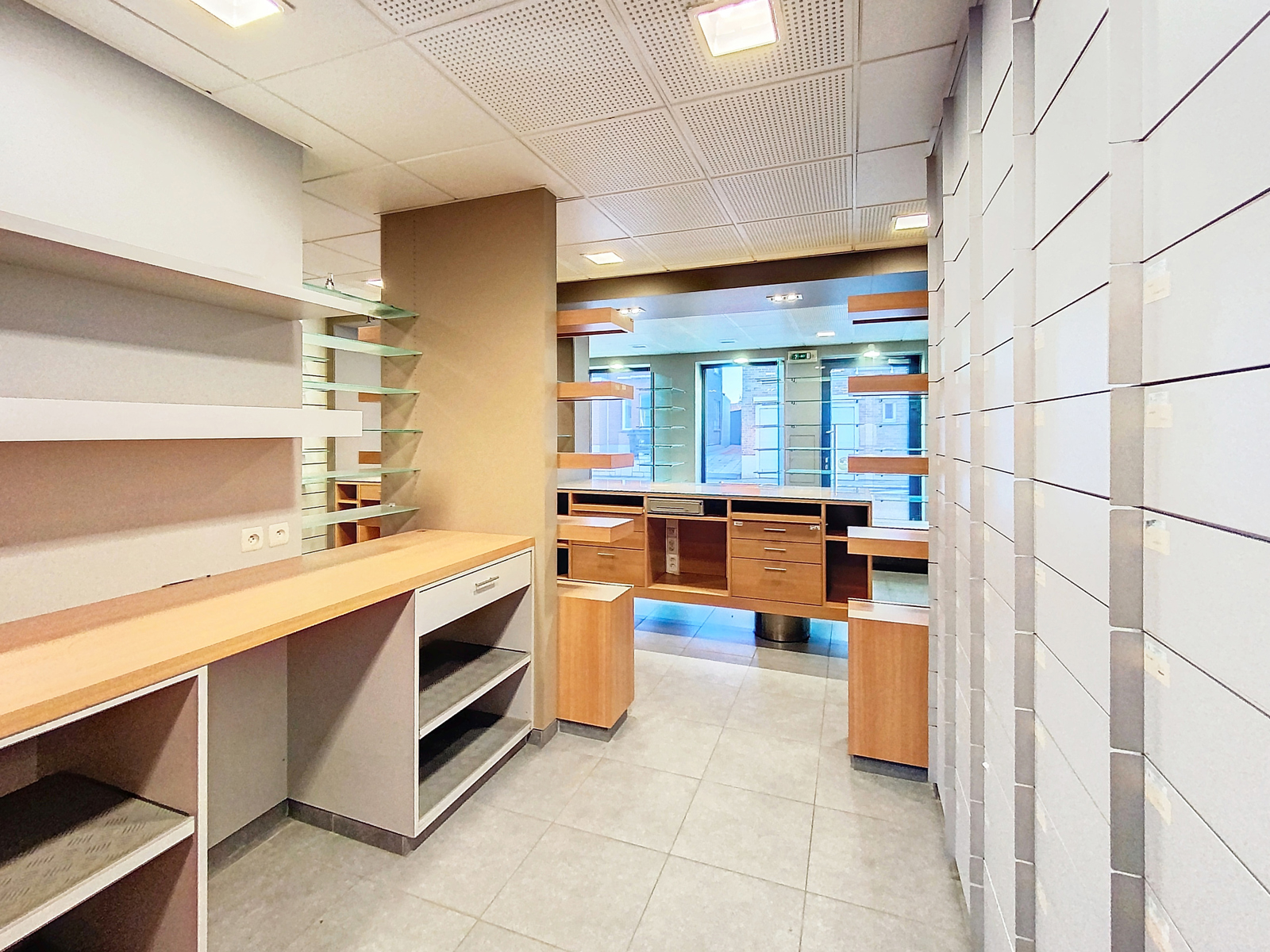 Maison de commerce avec jardin et espace habitation à Pecq