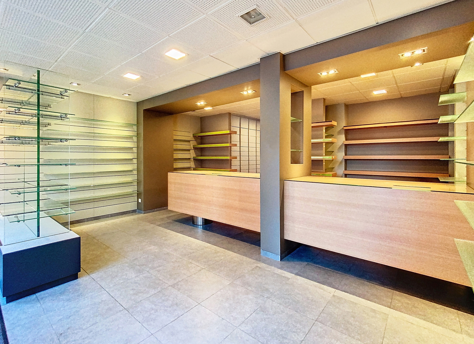 Maison de commerce avec jardin et espace habitation à Pecq