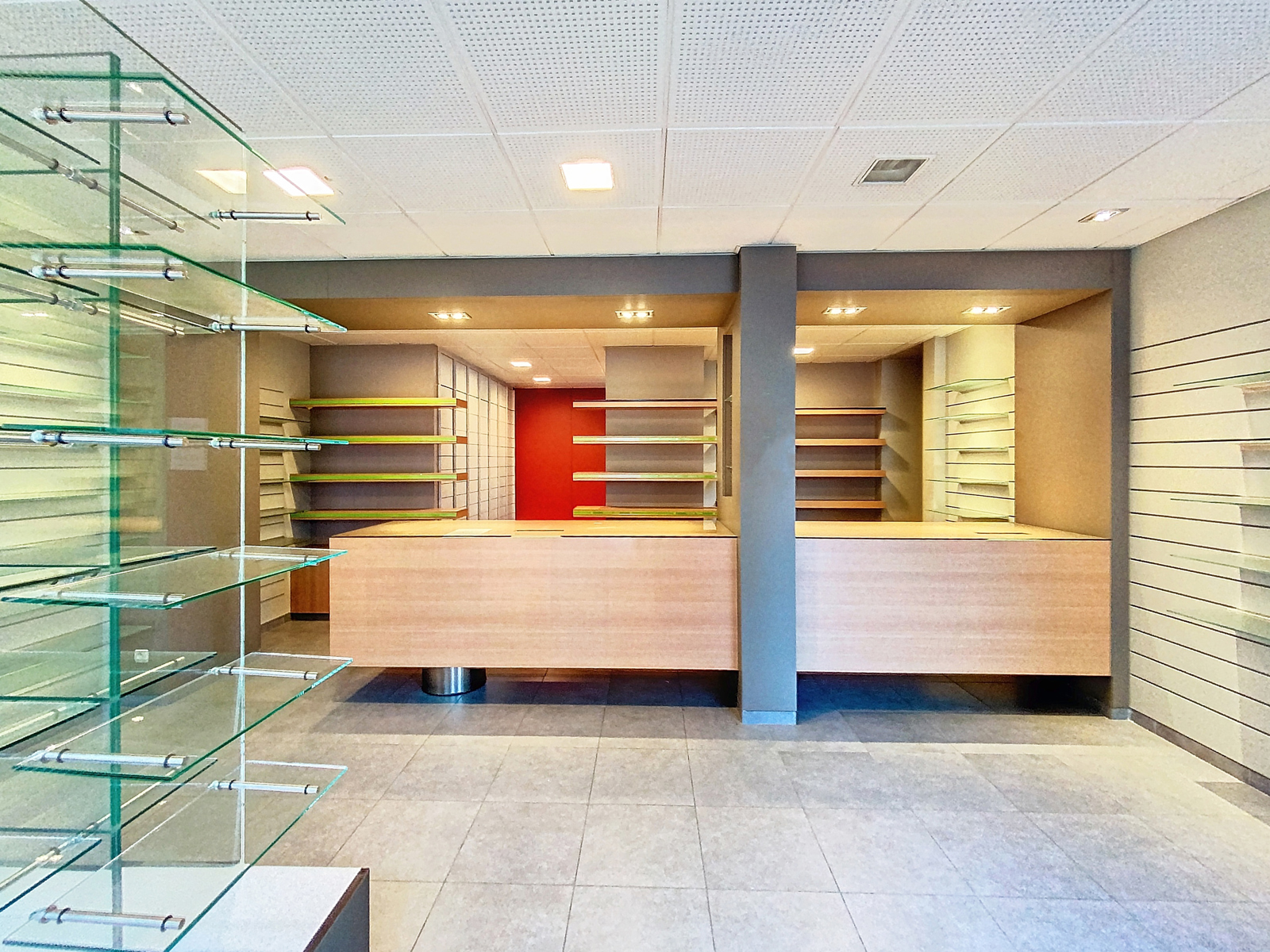 Maison de commerce avec jardin et espace habitation à Pecq