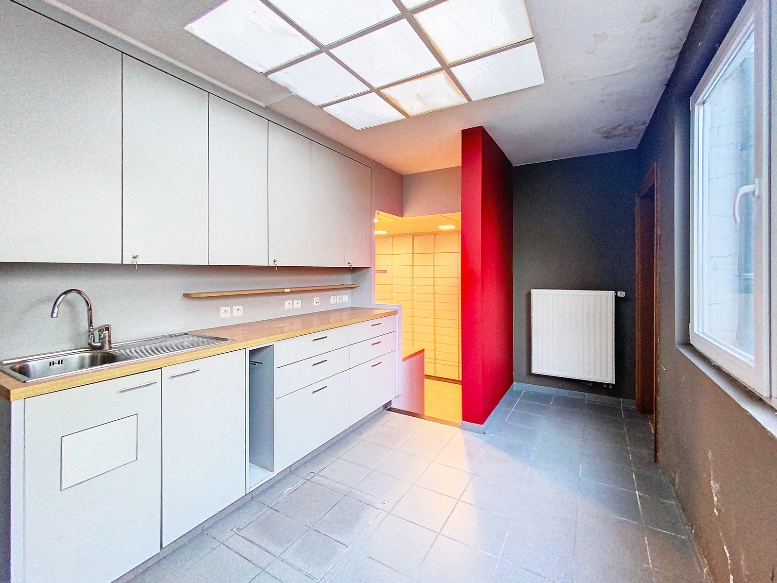 Maison de commerce avec jardin et espace habitation à Pecq