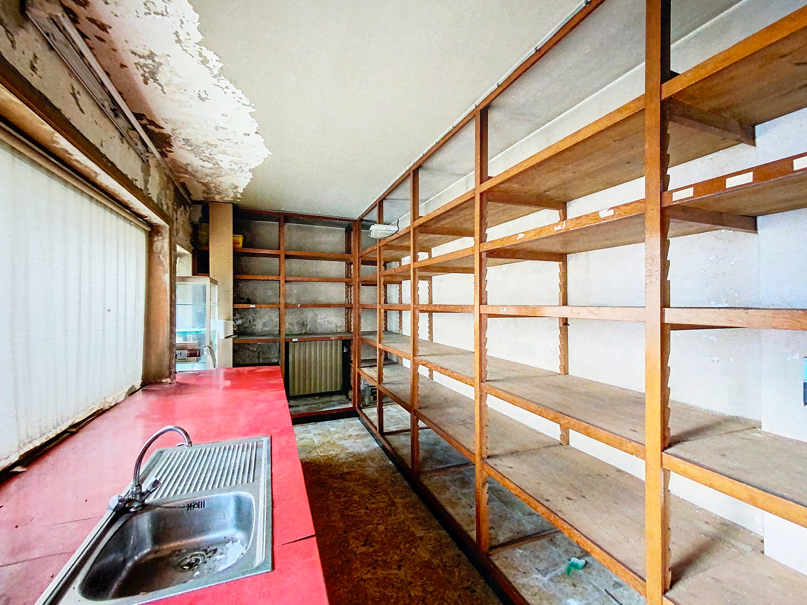 Maison de commerce avec jardin et espace habitation à Pecq