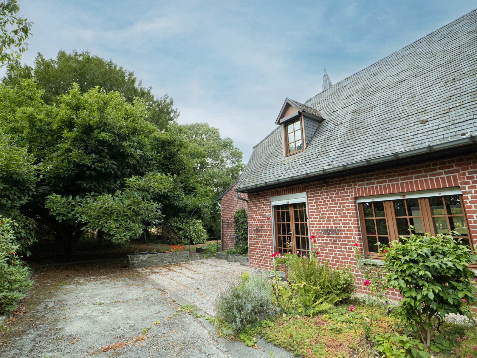 Maison de style cottage à la campagne
