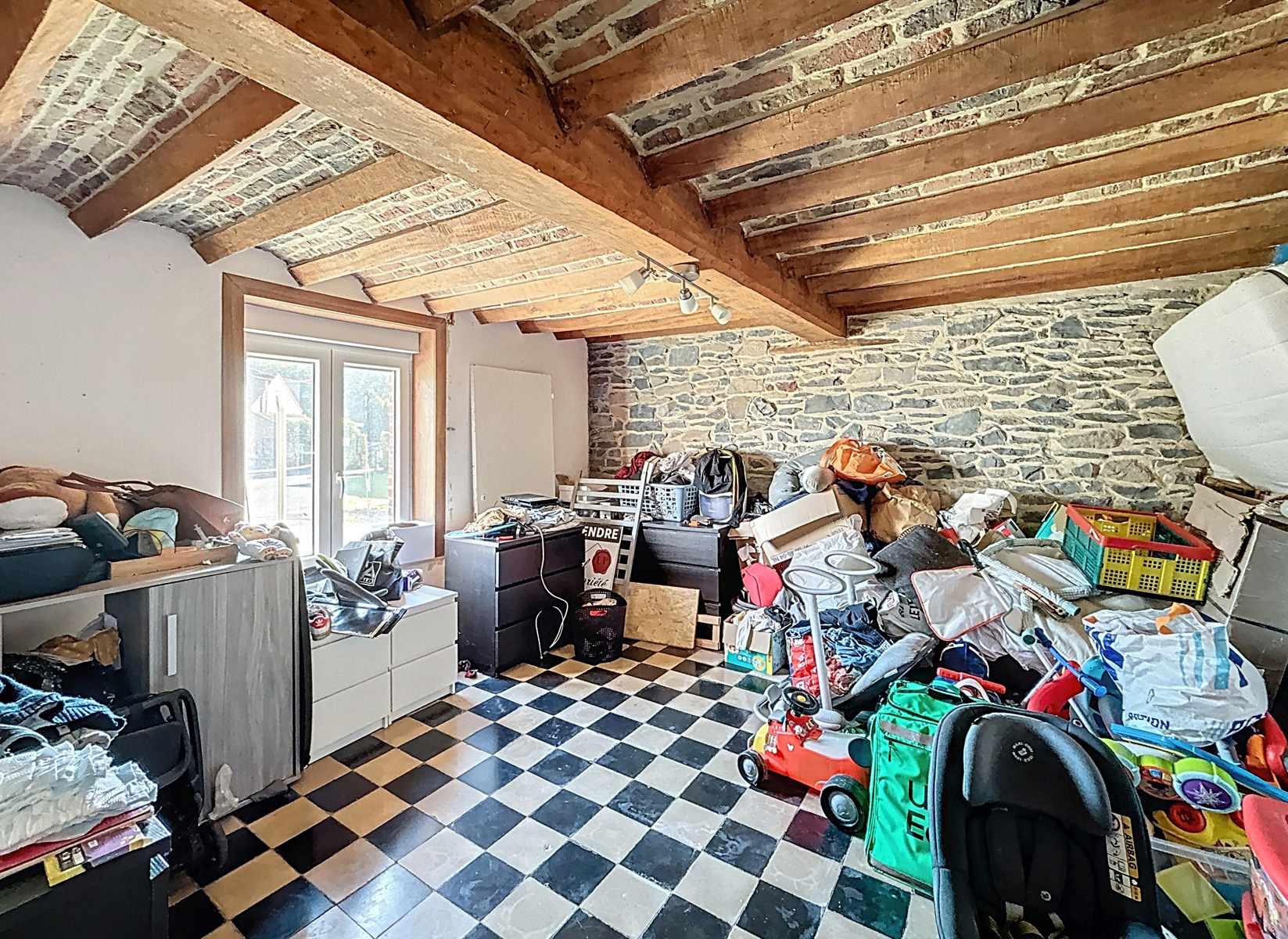 Maison 4 façades avec jardin et garage à rénover 