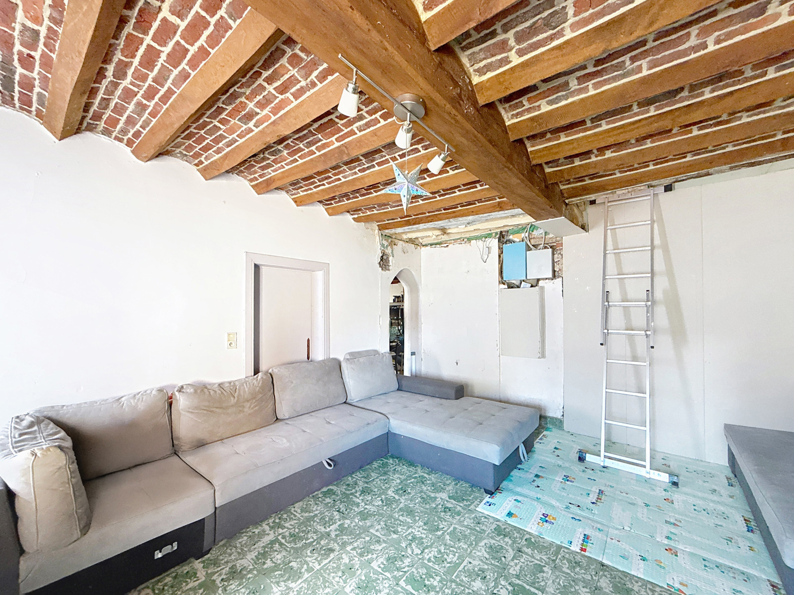 Maison 4 façades avec jardin et garage à rénover 