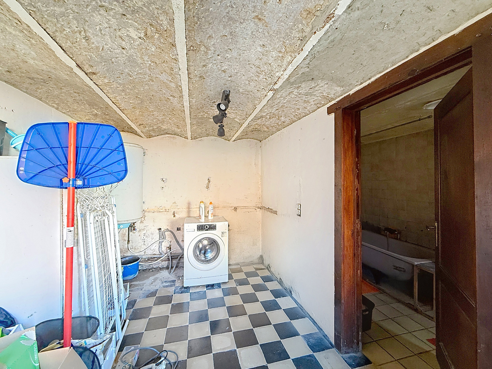 Maison 4 façades avec jardin et garage à rénover 