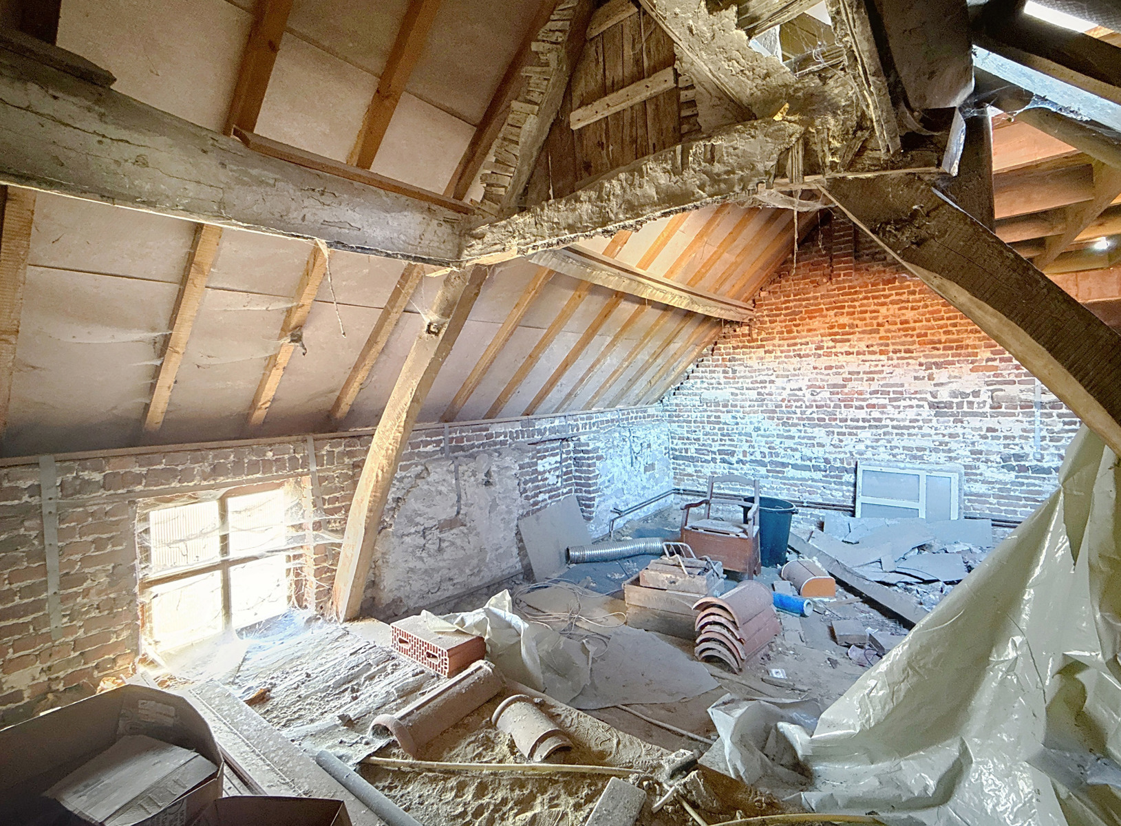 Maison 4 façades avec jardin et garage à rénover 