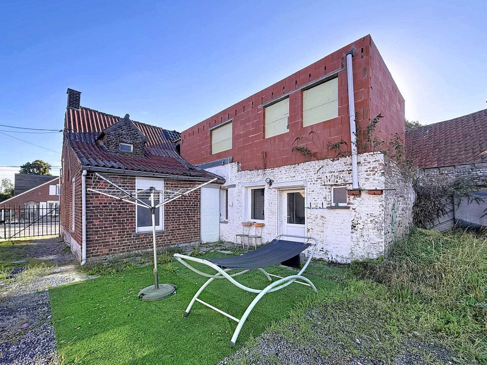 Maison 4 façades avec jardin et garage à rénover 