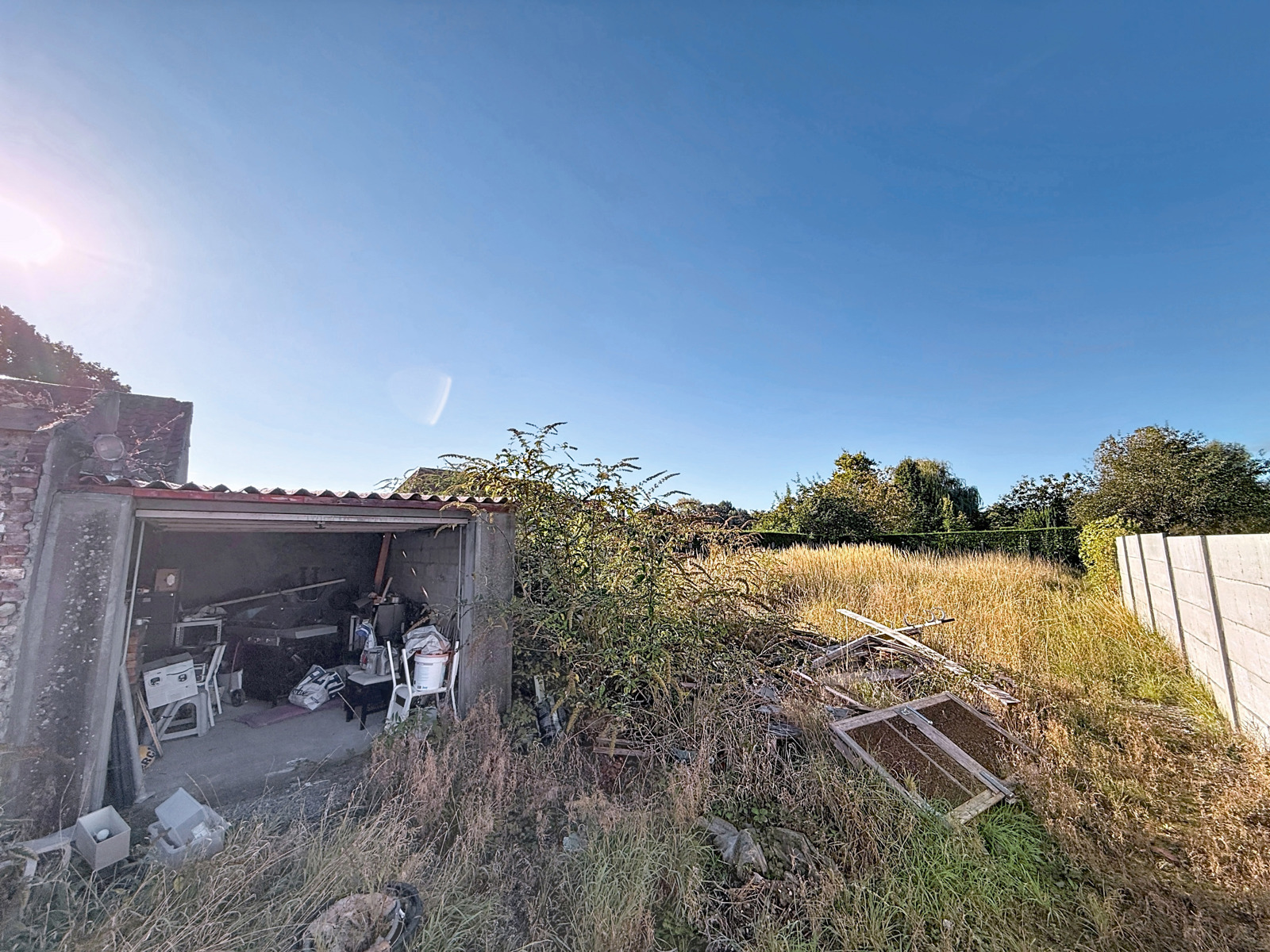 Maison 4 façades avec jardin et garage à rénover 