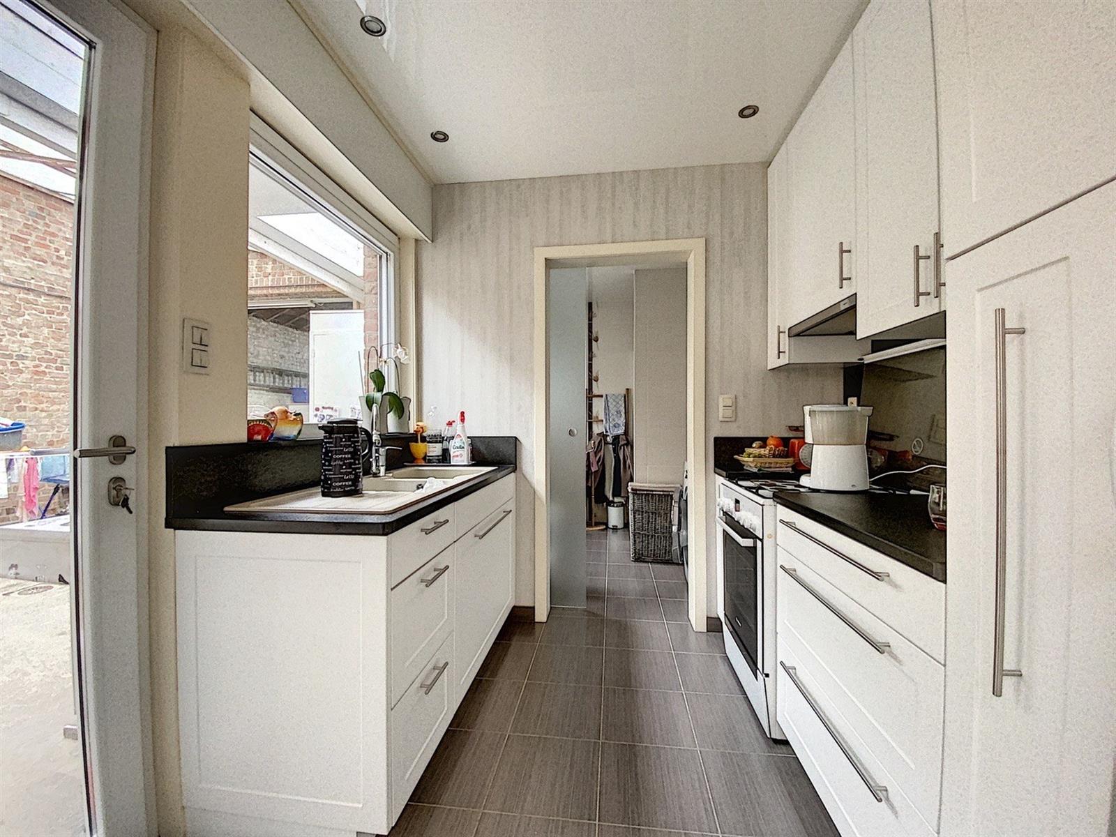 Habitation avec entrepôt proche du centre de Mouscron