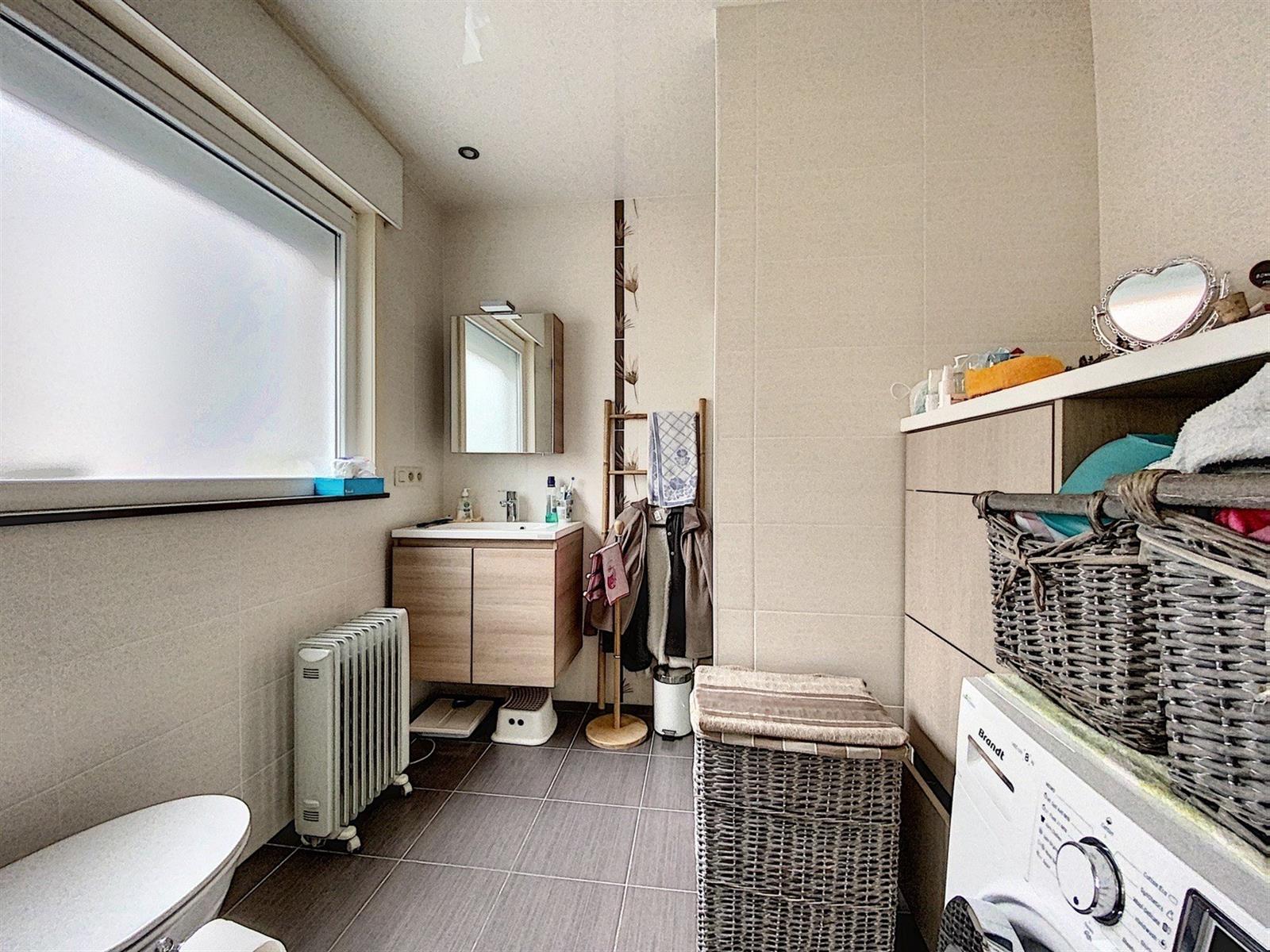 Habitation avec entrepôt proche du centre de Mouscron