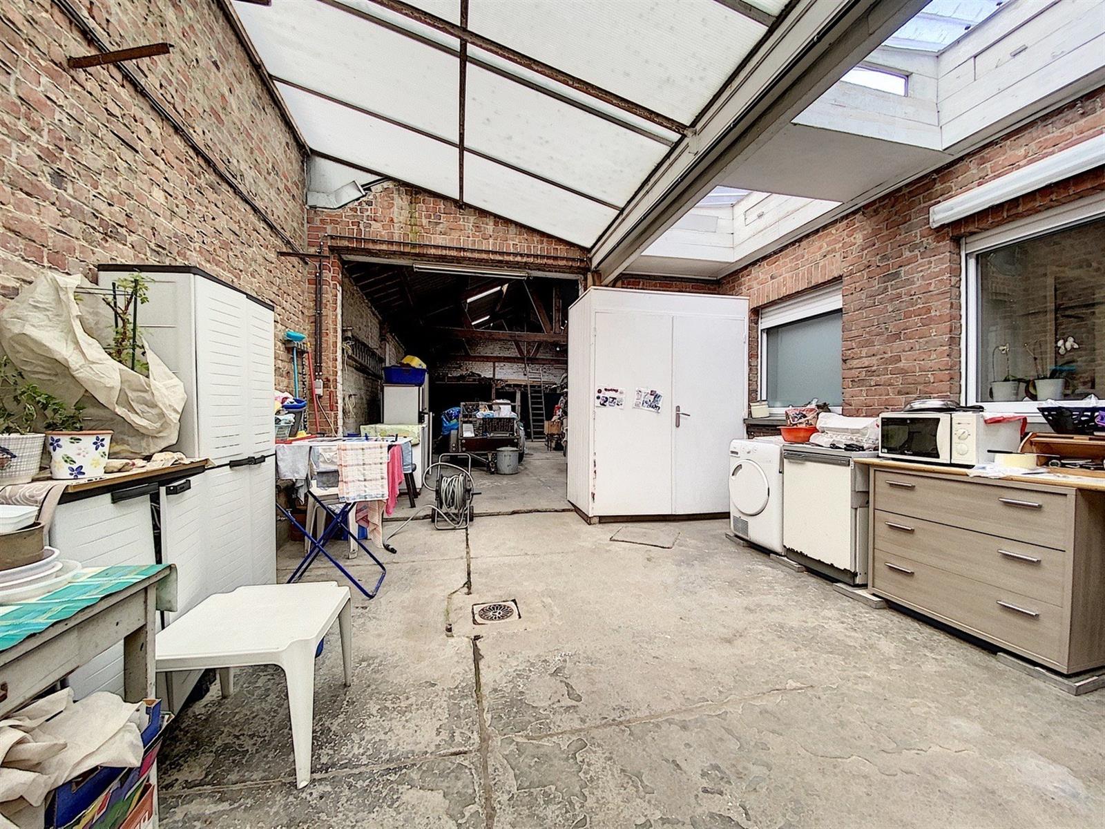 Habitation avec entrepôt proche du centre de Mouscron