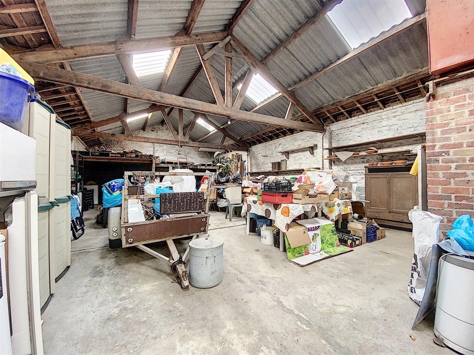 Habitation avec entrepôt proche du centre de Mouscron