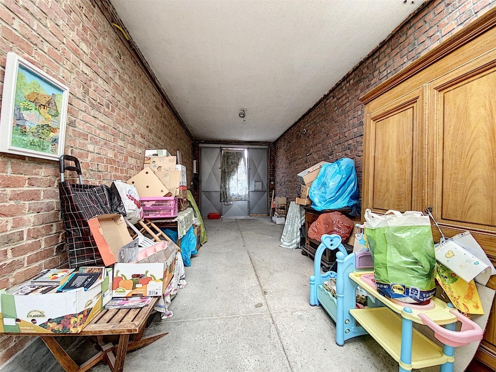 Habitation avec entrepôt proche du centre de Mouscron