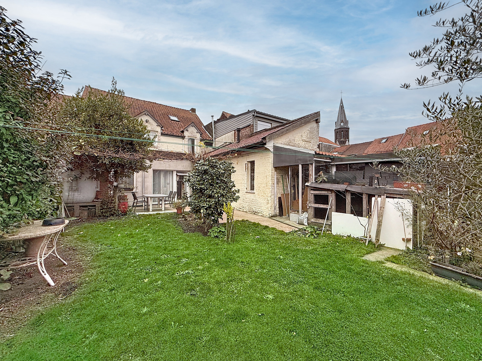 Spacieuse maison - 245 m² habitable avec garage et jardin