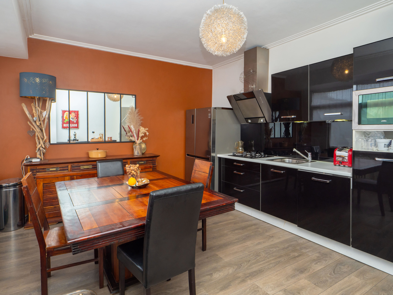 Maison de maître de caractère à usage mixte et beaux volumes