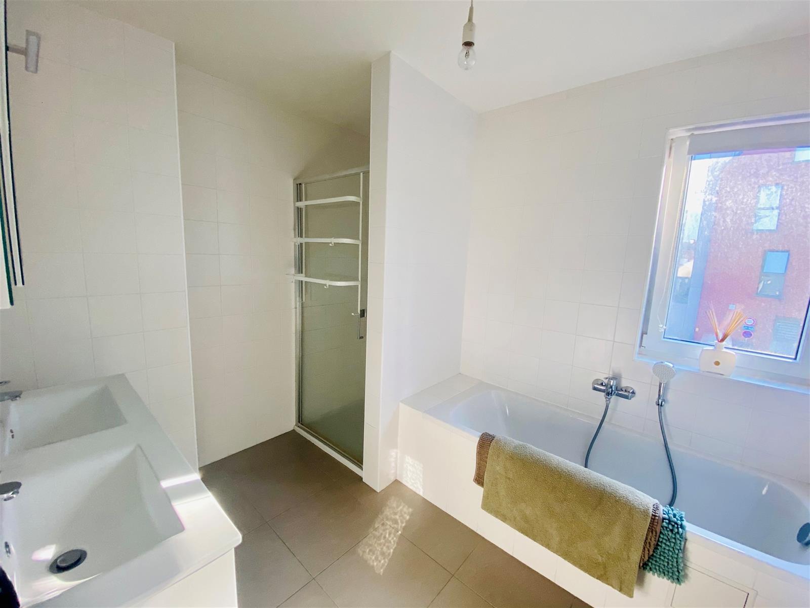 Magnifique maison 3 façades située à Leuze‑en‑Hainaut. 