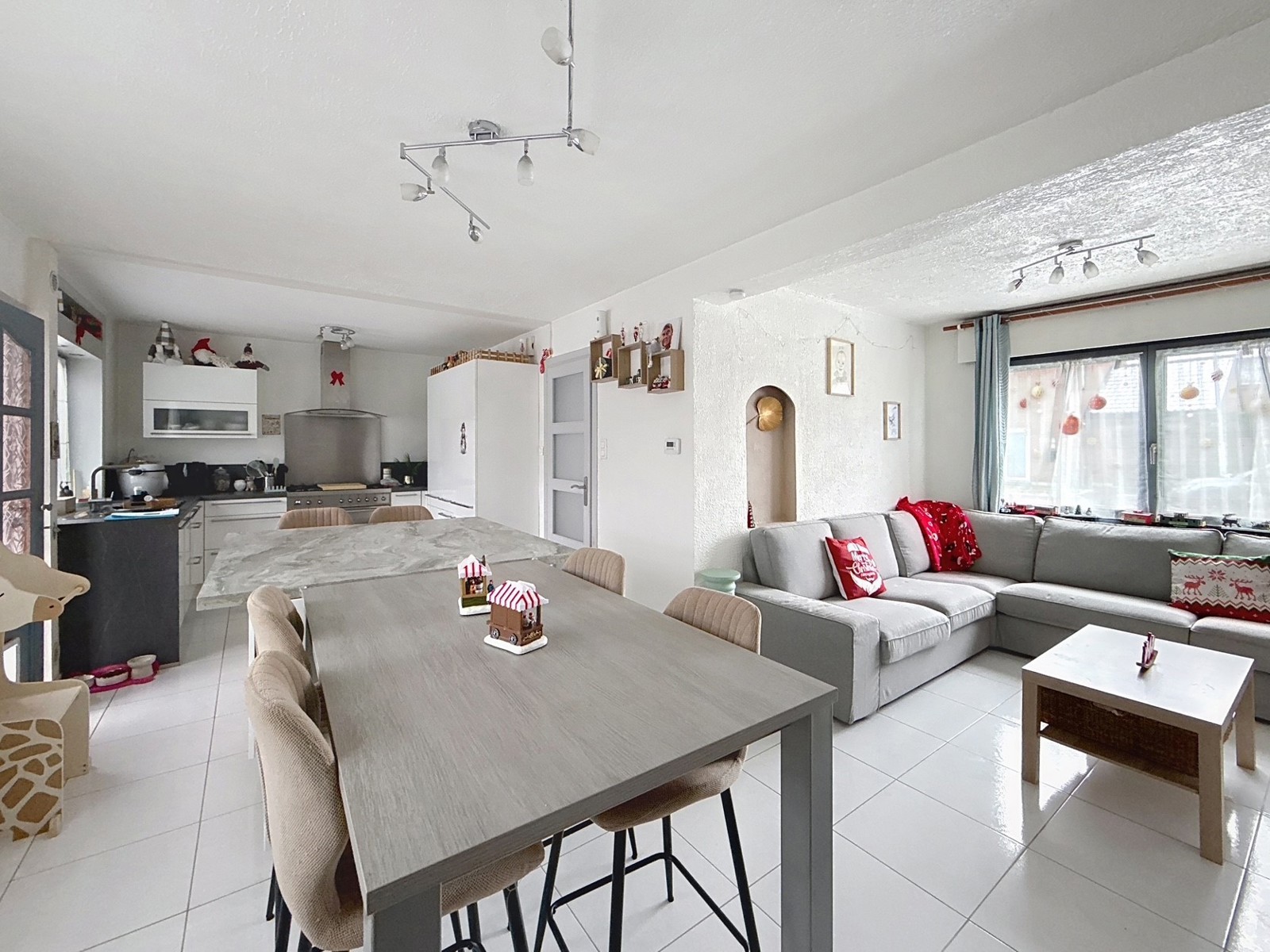 Maison avec 3 chambres, garage, parking et jardin 