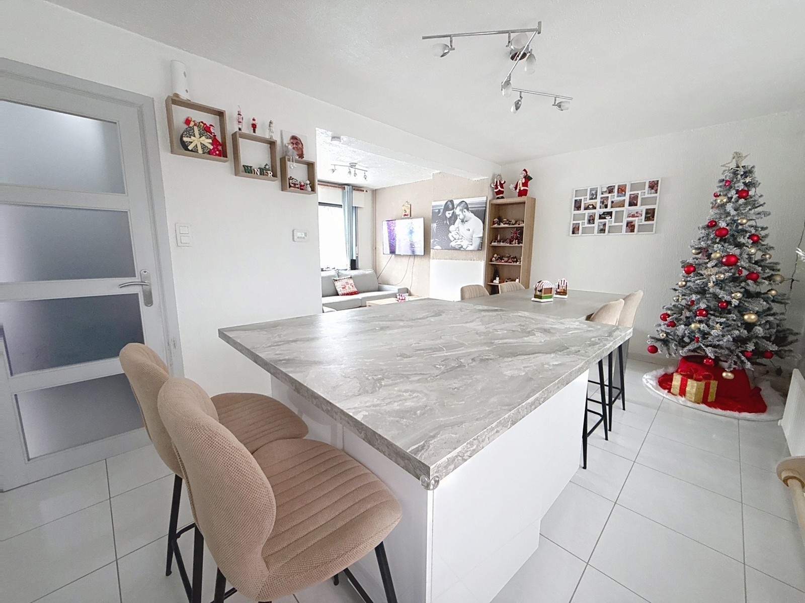 Maison avec 3 chambres, garage, parking et jardin 