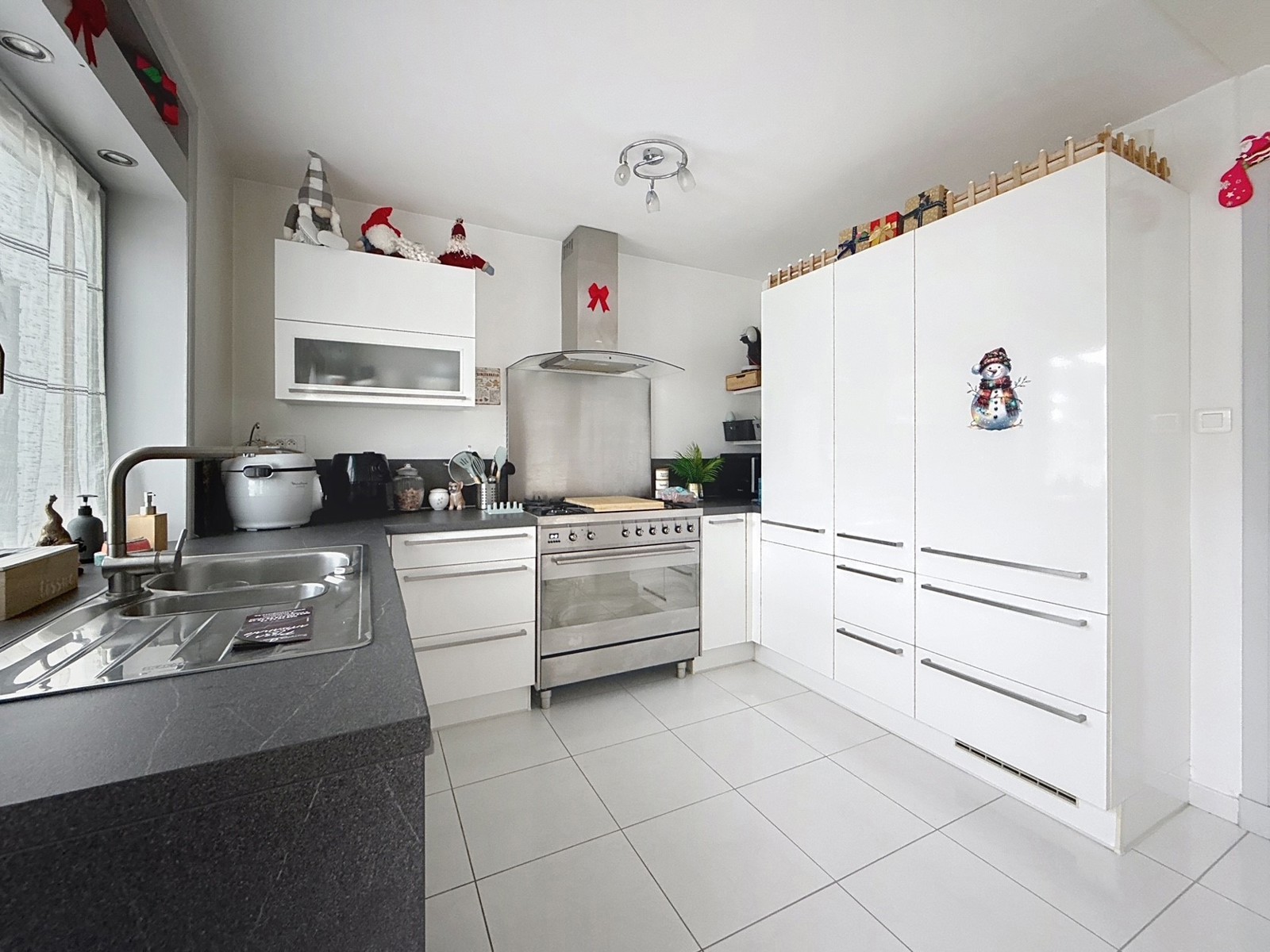 Maison avec 3 chambres, garage, parking et jardin 