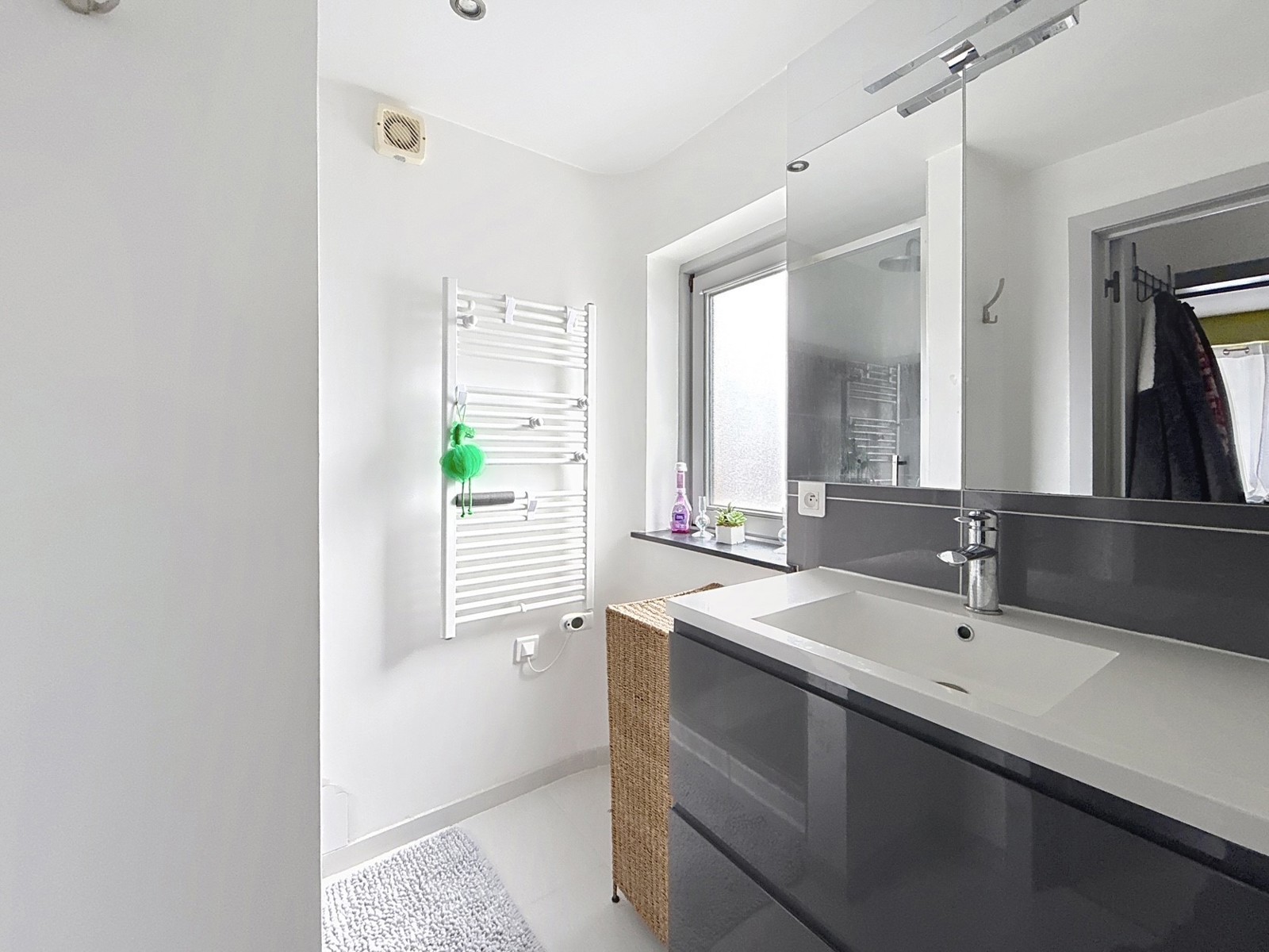 Maison avec 3 chambres, garage, parking et jardin 