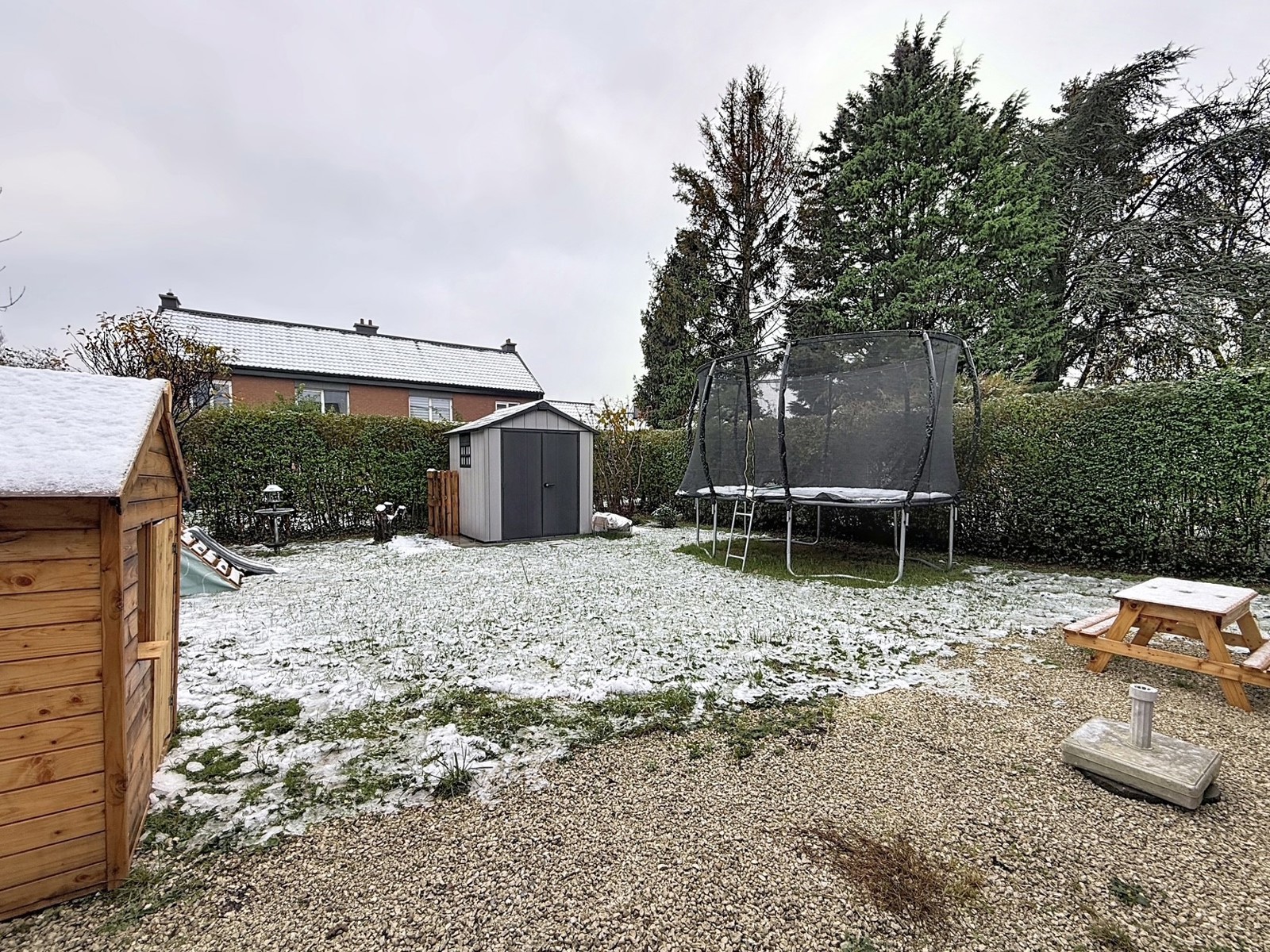 Maison avec 3 chambres, garage, parking et jardin 