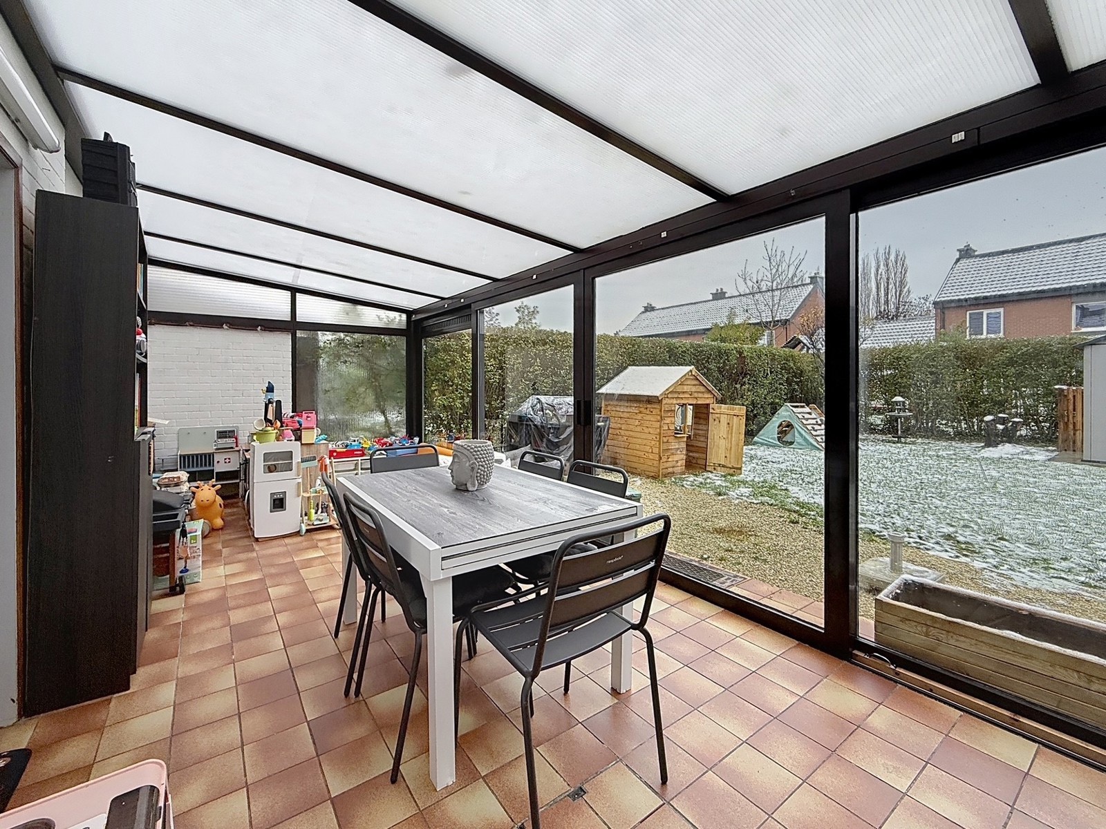 Maison avec 3 chambres, garage, parking et jardin 