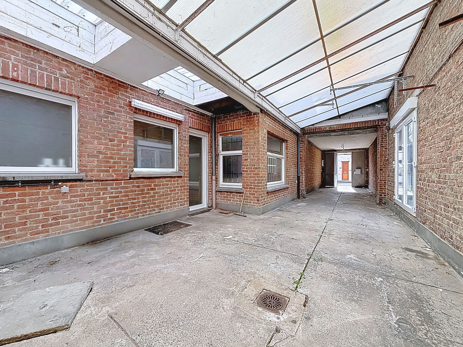 Habitation avec entrepôt proche du centre de Mouscron