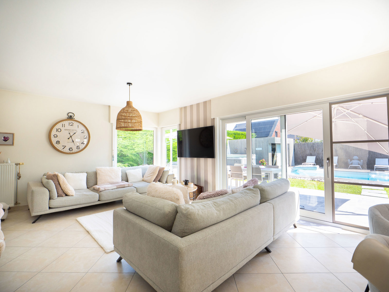 Élégante Villa avec piscine et double garage à Estaimbourg