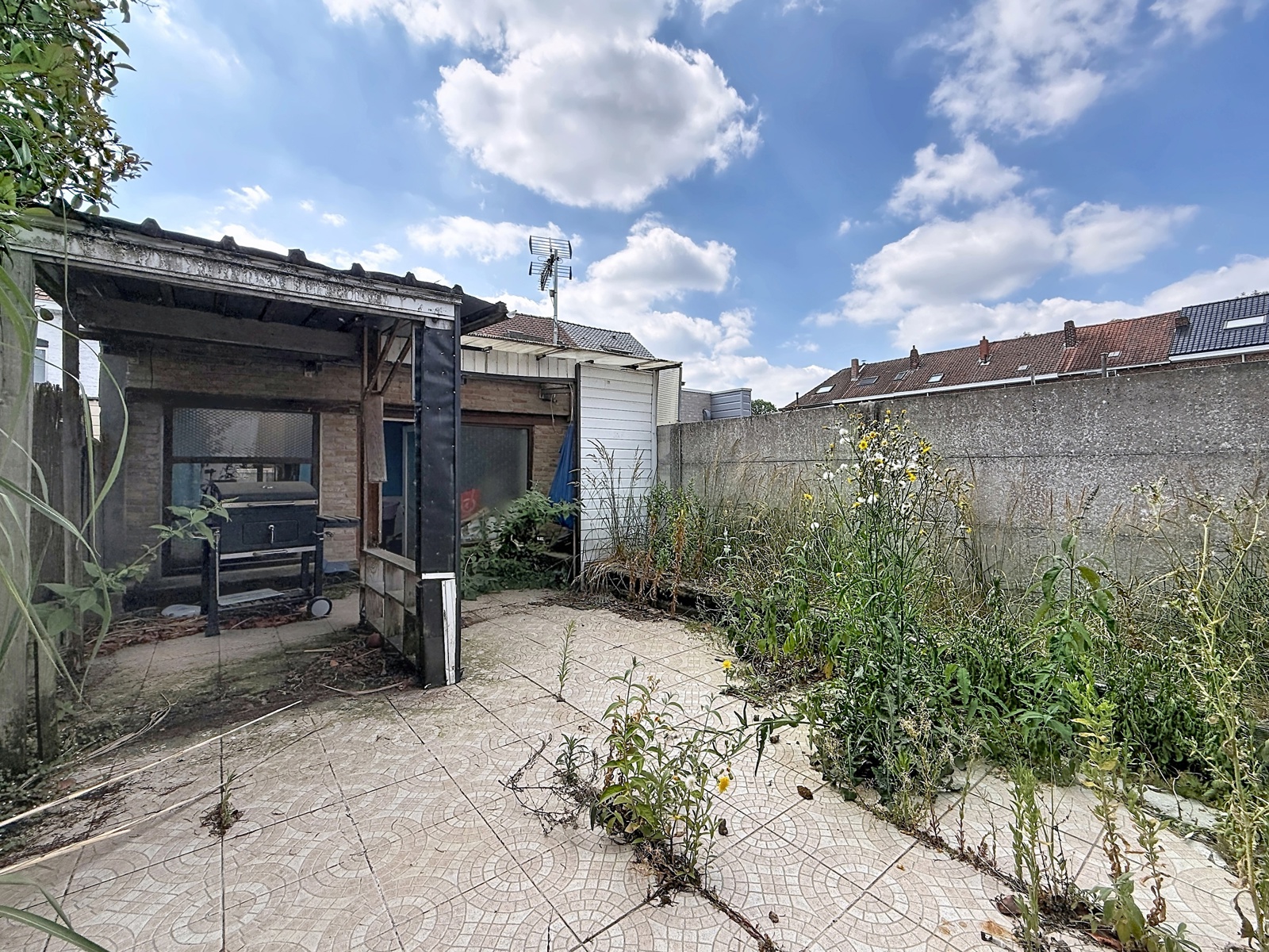 Habitation avec beau potentiel et garage proche de Luingne
