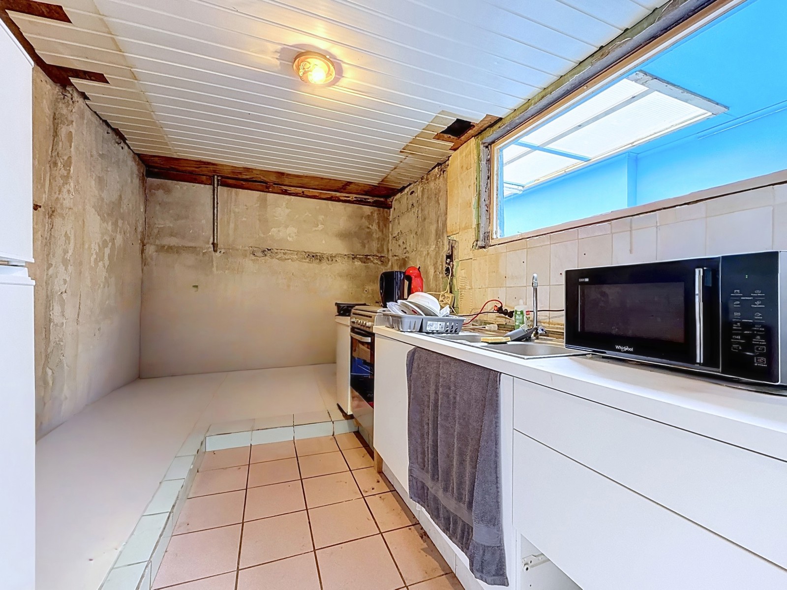 Habitation avec beau potentiel et garage proche de Luingne