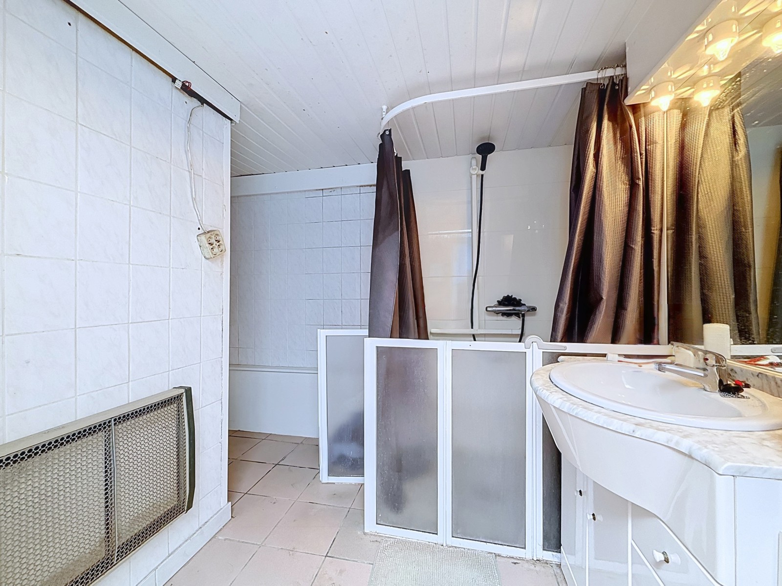 Habitation avec beau potentiel et garage proche de Luingne