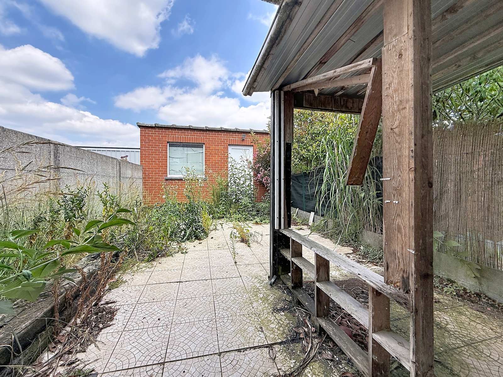 Habitation avec beau potentiel et garage proche de Luingne