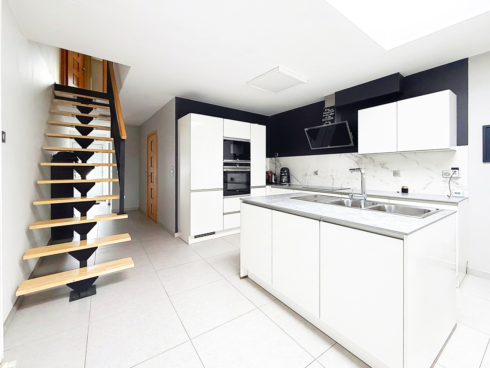 Maison entièrement rénovée avec jardin et garage
