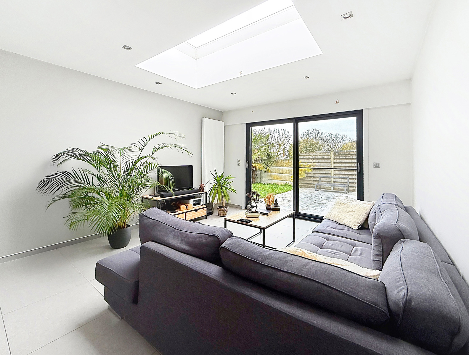 Maison entièrement rénovée avec jardin et garage