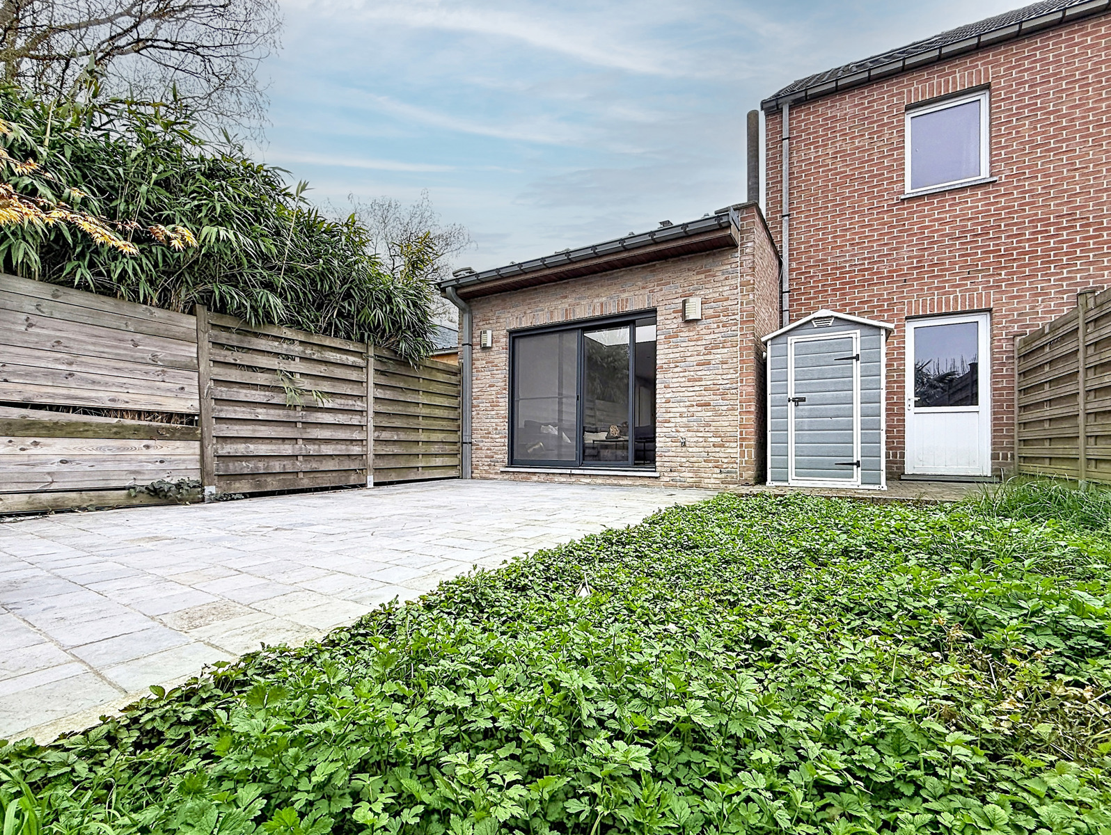 Maison entièrement rénovée avec jardin et garage