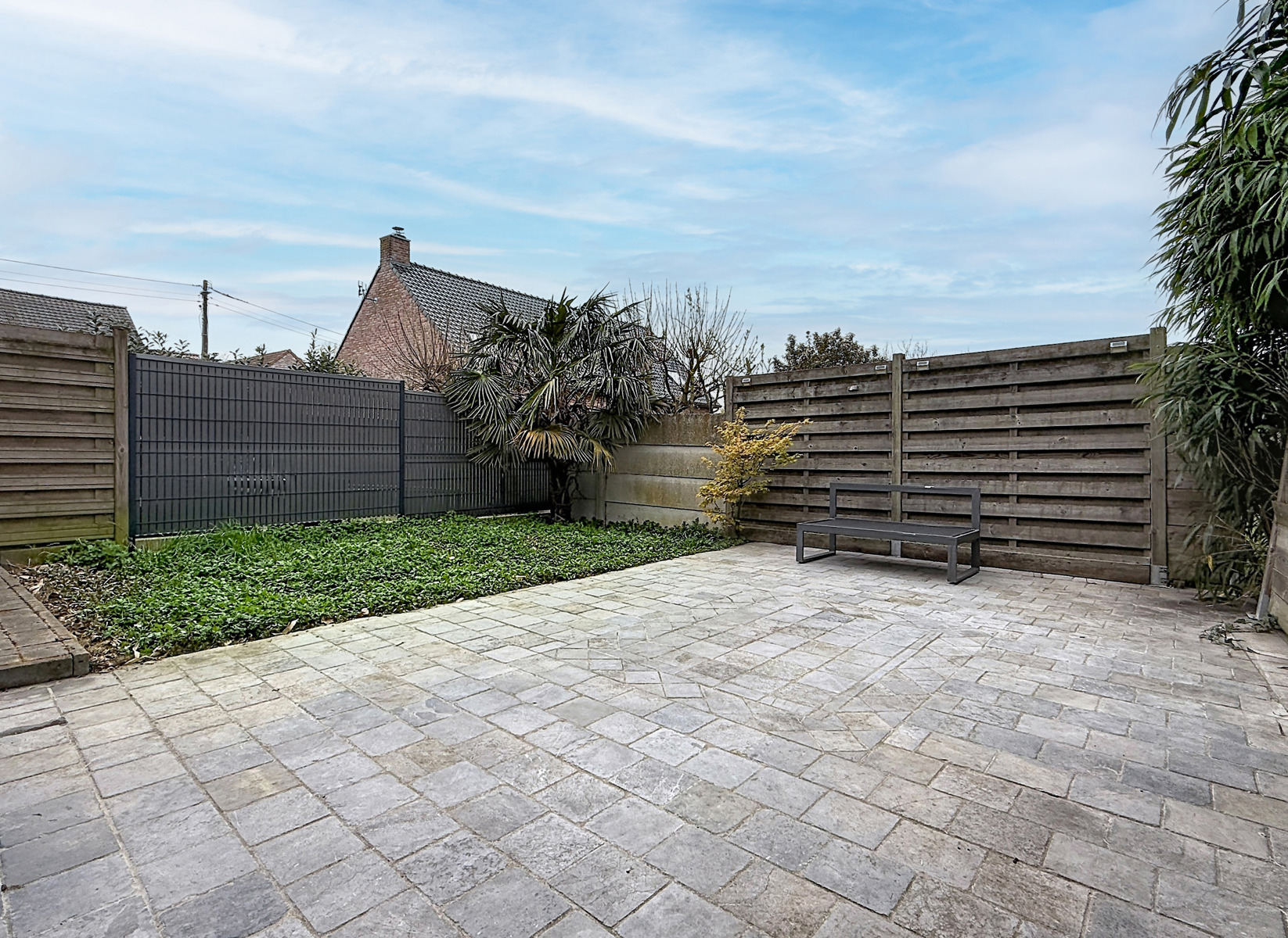 Maison entièrement rénovée avec jardin et garage