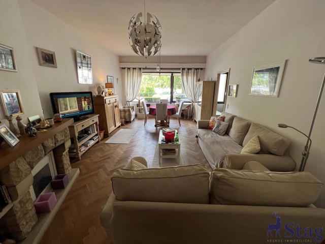 Lumineux appartement 1 chambre, cour, garage et cave