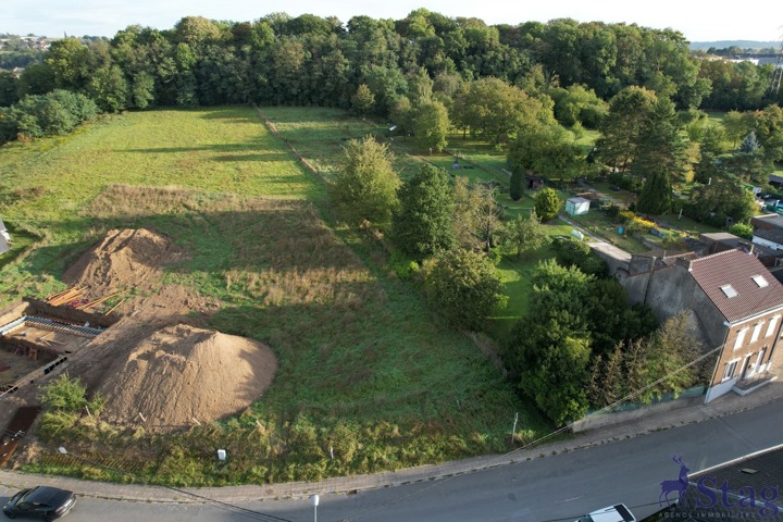 Superbe terrain de 8ares 10ca orienté plein Sud libre de construction
